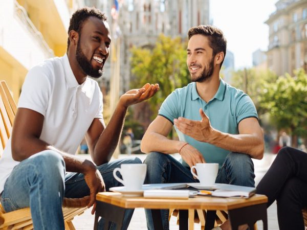 Entenda as diferenças entre linguagem culta e coloquial e quando esses padrões podem ser utilizados